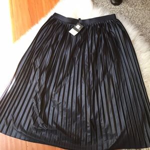 ✨Topshop navy blue pleated midi skirt